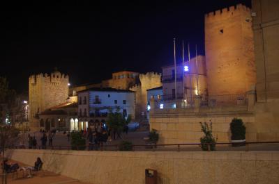 Vista nocturna de la Plaza Mayor de Cáceres