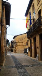 Ayuntamiento en una casona típica de piedra