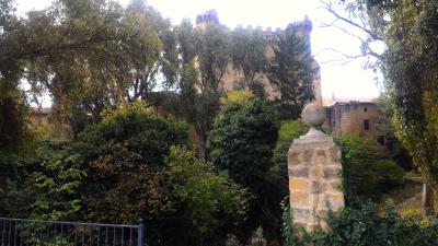 Vista de la torre del castillo desde los jardines traseros