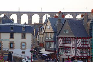 Morlaix, la antigua ciudad frente a un viaducto