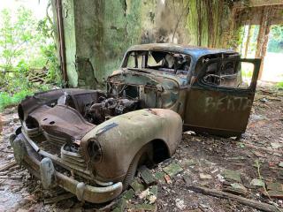 Ruinas casa Cortes, con coche Hudson