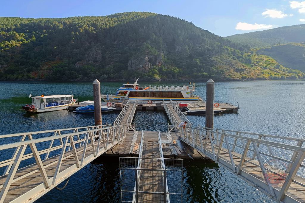 Embarcadero de Santo Estevo y paseo fluvial por el río Sil